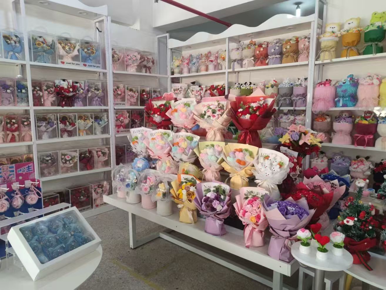 Últimos casos de empresas sobre Hemos visitado la fábrica de flores artificiales