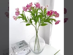 Una decoración de ramos de flores de lujo para la sala de estar y la mesa de comedor con narciso simulado