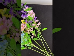 Imitación de fotografía con dedos de belleza y decoración de fotografía, flores pequeñas y artificiales