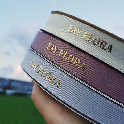 Un buen precio. el oro 3D imprimió a Logo Polyester Ribbon For Single hace frente a la cinta de satén para los accesorios del pelo en línea
