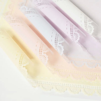 Un buen precio. Papel de embalaje floral con bordes de encaje, papel transparente de plástico en línea