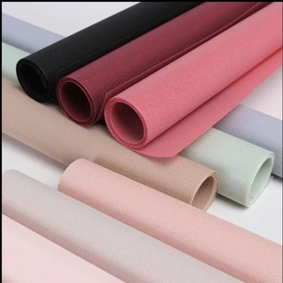 Un buen precio. Papel de envoltura de flores de película de plástico de 70 a 80 gramos con impresión a color sólido en línea