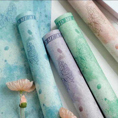 Un buen precio. Papel de envoltura florista antistático con diseño de flor de rosa de arte impermeable y grabado en línea