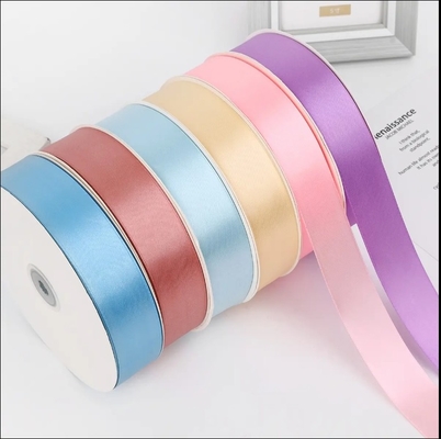 Un buen precio. Rollo de cinta de satén de doble cara y cara única para el envase de regalos personalizado por el cliente en línea