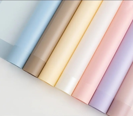 Un buen precio. 2024 Fabrica de papel de pared precio directo Venta caliente de color sólido papel de envoltura de flores hoja de papel de envasado de flores en línea
