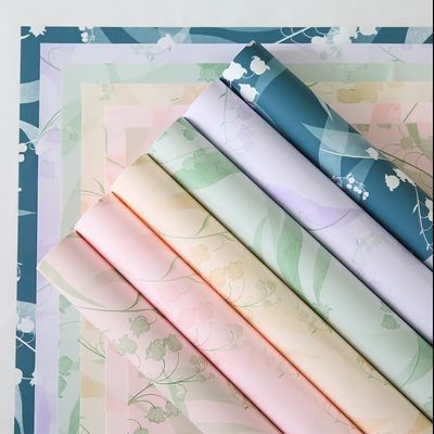 comprar Papel de envoltura de ramos de flores con patrón Papel de envoltura de plástico floral impermeable para flores frescas al por mayor Fabricación en línea
