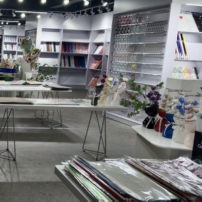 Un buen precio. Papel de envolturas de flores impermeables de PE rosa estilo 2025 directamente de mayoristas en línea