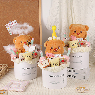 comprar Manos amarillas con crema que sostienen la muñeca ramo de la graduación oso en maceta regalo navideño novia cumpleaños chino Día de San Valentín mano que sostiene el regalo de flores online manufacture
