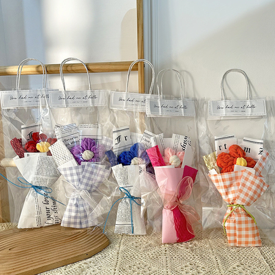 Un buen precio. Bouquet único regalo de San Valentín creativo gran tejido hecho a mano con flores claras y de peluche en línea