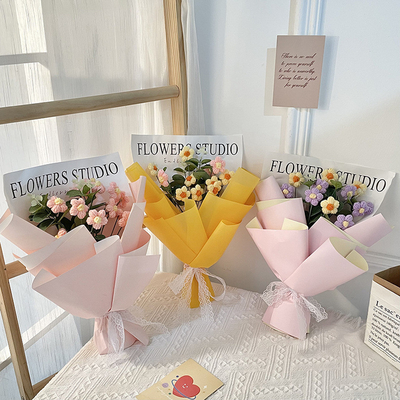 Un buen precio. Hermosa simulación flor de peluche ramo 520 Día de la Madre flor eterna regalo conjunto para enviar a las amigas mano ramo en línea