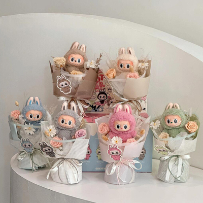 Un buen precio. Bonita y terminada muñeca de peluche Labubu Bouquet Muñeca de peluche Labubu con flores reales Regalo de cumpleaños Boutique mayorista en línea