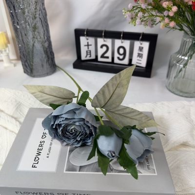 Un buen precio. Flores decorativas con adornos artificiales de rosas en línea