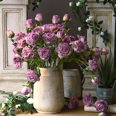 Un buen precio. Pintura al óleo francesa que simula la mesa de comedor del salón, con rosas y flores decorativas en línea