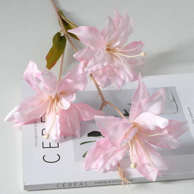 Un buen precio. Tejido de seda lirio guía de ruta de la boda casa decoración de la sala de estar flor artificial en línea