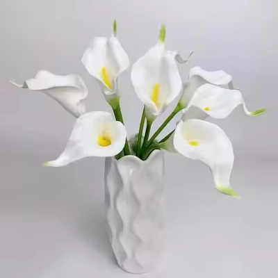 Un buen precio. Decoraciones de bodas y de Año Nuevo artículos de mesa para el hogar flores artificiales de seda Calla Lily en línea