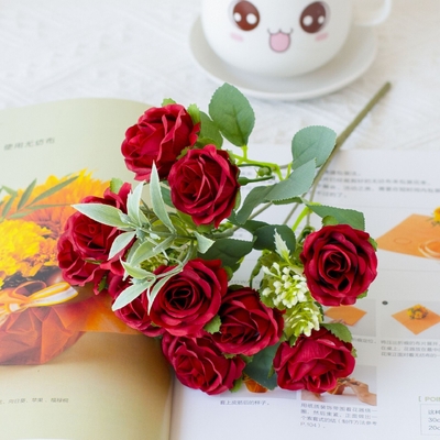 Un buen precio. Las pequeñas rosas se usan para decorar los ramos de bodas y los muebles del hotel en línea