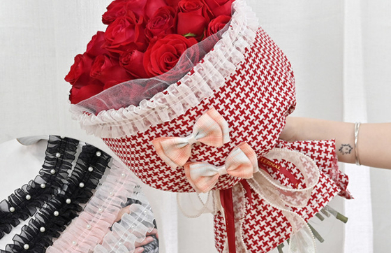 comprar Material de envasado de flores al por mayor, floristería, estilo de fragancias pequeñas, decoración de ropas redondas, envasado de rosas online manufacture