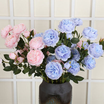 comprar La sala de estar del hotel está decorada con arreglos florales con peonías artificiales Fabricación en línea