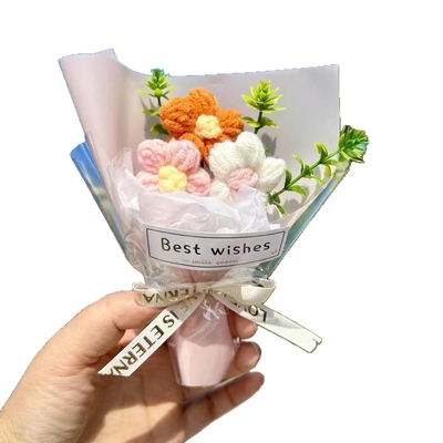 Un buen precio. Un mini rollo de flores artificiales de lana está listo como regalo para tu novia para el Día de los Niños el 1 de junio en línea