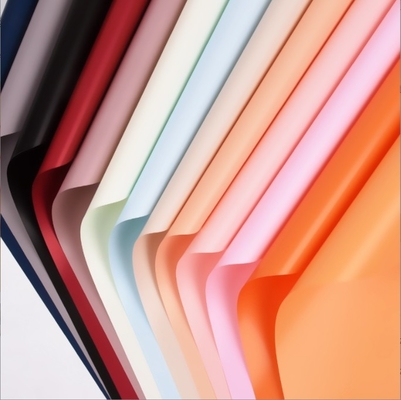 comprar Un papel de color sólido popular con un pequeño papel redondo para envolver un ramo de flores, arte floral de una floristería, envases de flores frescas y papel para envolver flores online manufacture