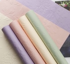Un buen precio. Papel de embalaje de flores de arte en relieve de rosa en relieve 3D para arreglos especiales en línea