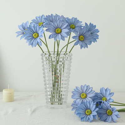 Un buen precio. Tres piezas de tejido de seda artificial hechas de crisantemo de verano flores artificiales para la decoración de bodas en casa, con una sensación de gama alta, están acabadas flores artificiales en línea