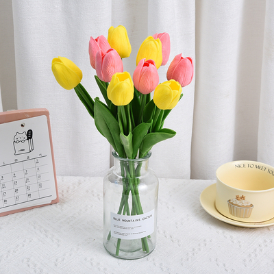 Un buen precio. Bestseller transfronterizo de flores artificiales de tulipán PU, decoración de ramos de bodas en Amazon, decoración de la sala de estar y el hogar flores artificiales en línea