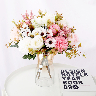 Un buen precio. Rosas, margaritas, bolas de flores artificiales, hortensias, ramos artificiales de mano, flores artificiales de boda, arreglos florales caseros, flores de seda decorativas en línea