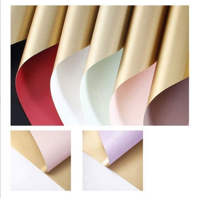 comprar Papel de embalaje de flores, película de dos colores para el Día de San Valentín, papel dorado resistente al agua, material de papel para embalaje de regalos de ramo online manufacture
