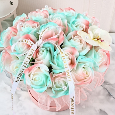 comprar Cuadro de regalo de abrazamiento de flores de jabón rosa, Cuadro de regalo de arreglos de flores cilíndricos del Día de San Valentín del Festival Qixi, Cuadro de regalo de arte de flores del Día del Maestro, Cubo de ramos online manufacture