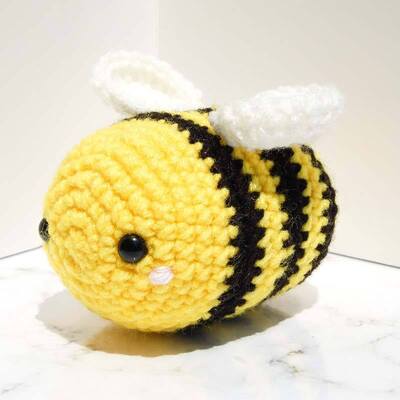 comprar Venta caliente Crochet Abeja peluda Animal rellenos de alas blancas Cuddly de punto de hilo suave Plush Bee juguete Amigurumi Crochet Abeja peluda Fabricación en línea