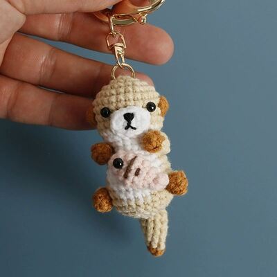 comprar Llavero tejido de Amigurumi, lindo nutria de peluche con forma de pez, Oyuncak, juguetes de animales de ganchillo, muñeca, llaveros de nutria de ganchillo suave Fabricación en línea
