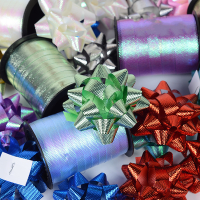Un buen precio. Multi coloreada impermeabilizan el rollo de la cinta que se encrespa para el envoltorio para regalos en línea