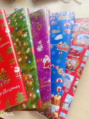 Un buen precio. Diseño popular de la Navidad del tamaño los 50cm*70cm del rollo del papel del papel de regalo del diseño en línea