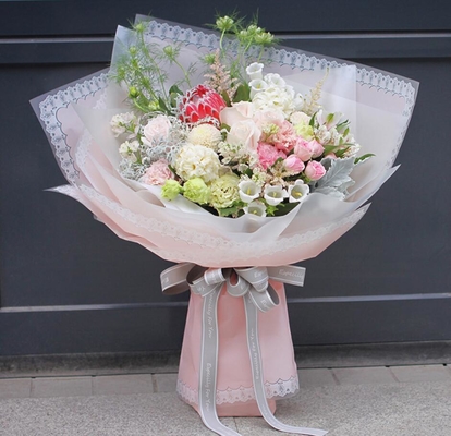 Un buen precio. Papel de embalaje del florista de la película plástica los 58cm*58cm en línea