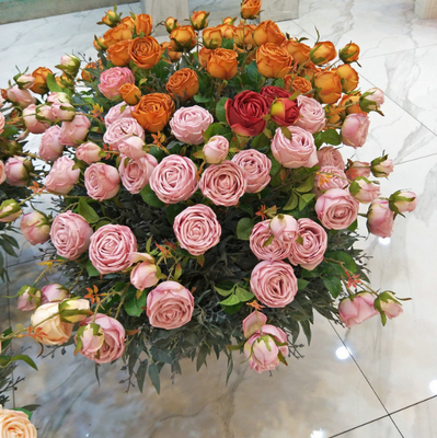 Un buen precio. Manojos artificiales del ramo del espray de Queen Rose para las decoraciones caseras en línea