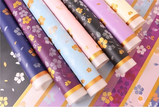 Un buen precio. Embalaje de papel con flores brillantes impresas con un material de color sólido por encima del borde en línea