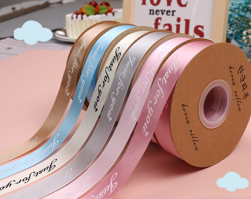 Un buen precio. Cinta de poliéster flor caja de regalo accesorios de ropa cinta de logotipo impreso cinta 50 yardas / rollo 2.5cm en línea