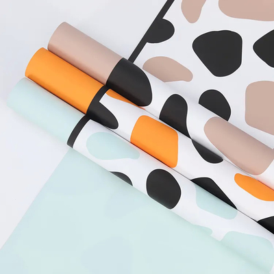 Un buen precio. Papel de embalaje floral de jirafa, plástico impermeable, gravado, impresión de cera, papel especial en línea