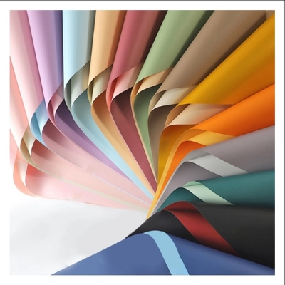 Un buen precio. Papel de envoltura coreano de dos colores embalaje de flores a prueba de agua en línea