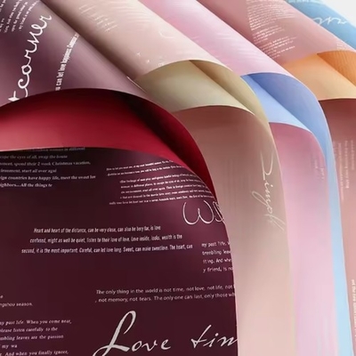 Un buen precio. Papel impermeable de ramo de flores de envoltura translúcida en línea