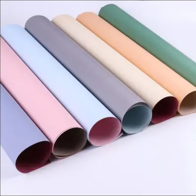 Buen precio Más de 50 colores papel de plástico para envolver flores 58*58cm para envolver jabón Ouya en línea