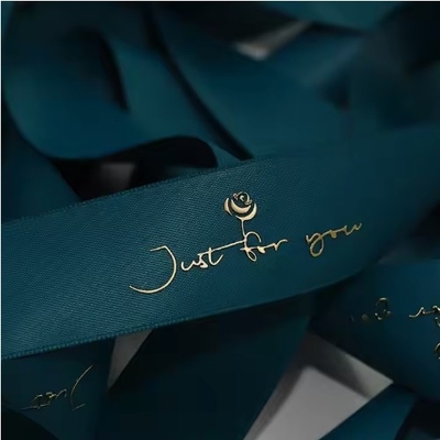 Un buen precio. Carrete de cinta de poliéster personalizado con papel de oro 3D y logotipo impreso en línea