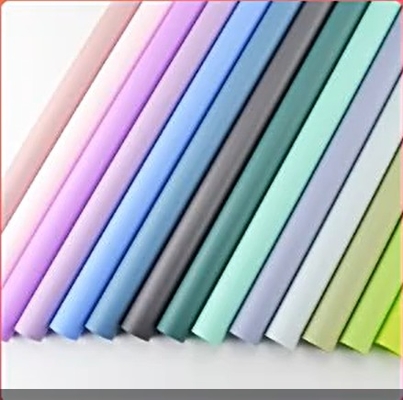 Buen precio Solución de embalaje de flores Hoja de papel impermeable con envoltura de celophane de plástico sólido en línea