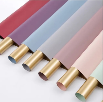 Buen precio 64X34X0.36 cm Bien palpable Papel de envoltura de flores de plástico de doble cara con oro en línea