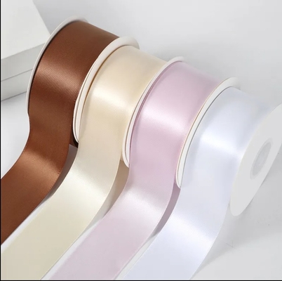Un buen precio. Poliéster 4 cm Cinta de satén de color sólido 196 colores para elegir en línea