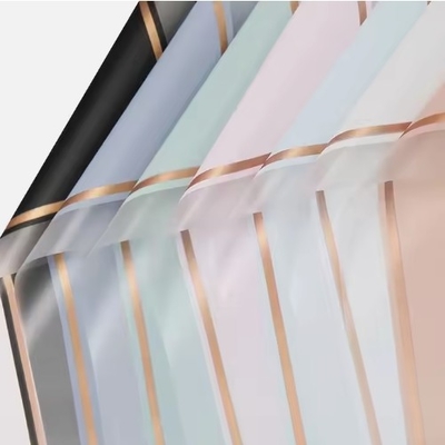 Buen precio Papel de envoltura de flores coreanas Papel de embalaje de plástico con marco de línea dorada Muchos colores en línea