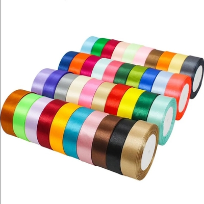 Un buen precio. Rollo de cinta de satén de poliéster de color sólido para envolver regalos de manera sostenible en línea