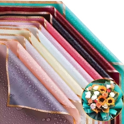 Un buen precio. Papel de envoltura colorido impermeable con borde dorado para floristas para empacar ramos 58*58cm en línea