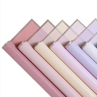 Buen precio Papel de embalaje de ramos de plástico impermeable de 50 g para envolver regalos coreanos en línea